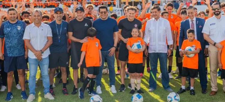 Forlán resalta crecimiento de fútbol dominicano