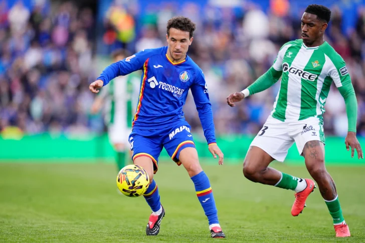 El dominicano Junior, novedad en una convocatoria sin el portero Adrián, Bartra y Ortiz