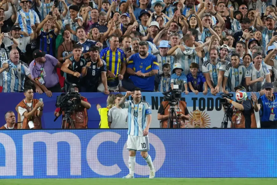 Messi iguala el récord de goles en la Copa Mundial con un triplete en la victoria de Argentina