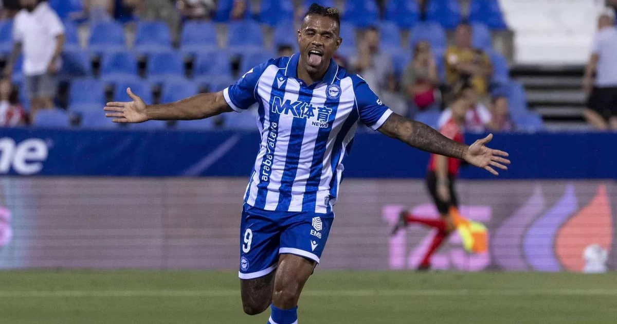 Mariano brilla con gol y asistencia en su debut como titular del Alavés